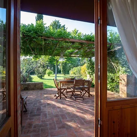 Podere Le Mezzelune مزرعة للإقامة بيبونا