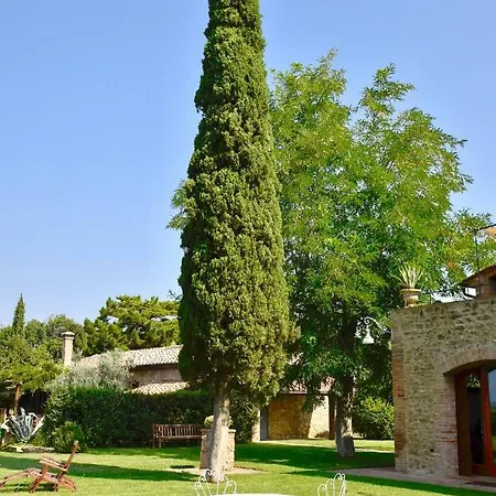 مزرعة للإقامة Podere Le Mezzelune *